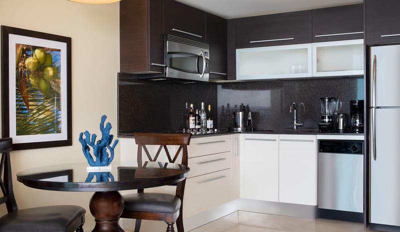 Luxury One Bedroom Oceanfront Suite, Kitchen