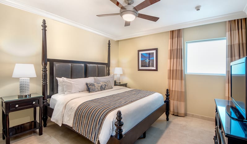 Luxury One Bedroom Oceanfront Suite, Bed