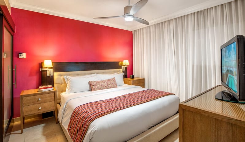 Luxury Concierge One Bedroom Ocean Front Suite, Bed