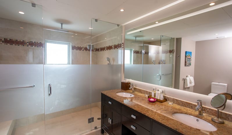 Concierge Luxury Ocean Front Two Bedroom Suite, Bathroom