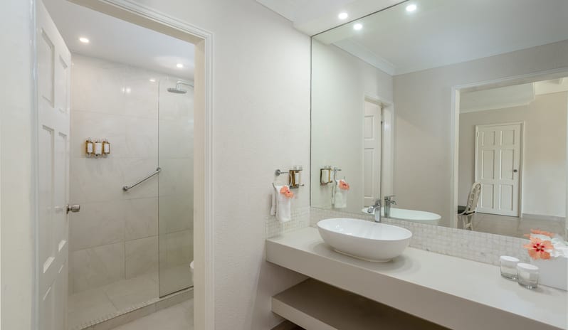 Ocean Front Family Suite, Bathroom