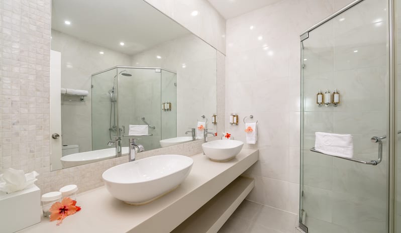 Ocean Front Honeymoon Suite, Bathroom