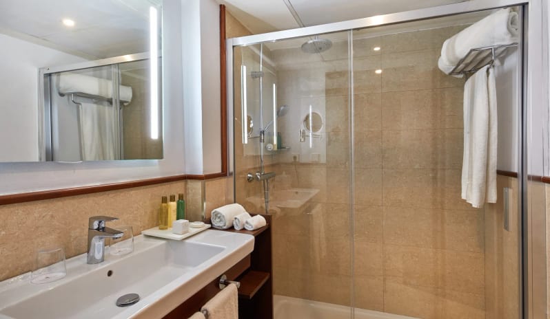 Double Deluxe Frontal Sea View, Bathroom