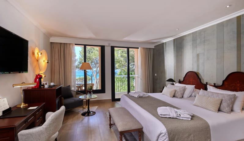 Double Deluxe Frontal Sea View, Bedroom