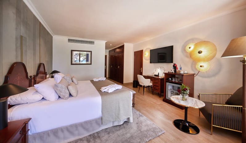 Double Deluxe Frontal Sea View, Bedroom Overview