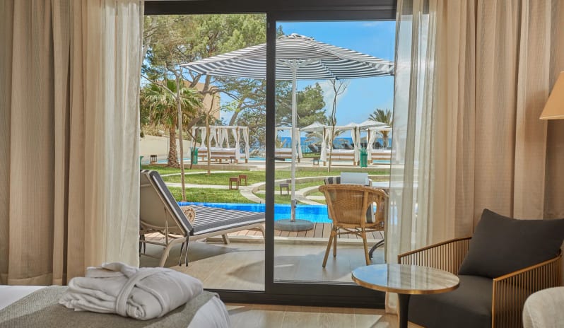 Preferred Club Swim Up Sea View, Bed View