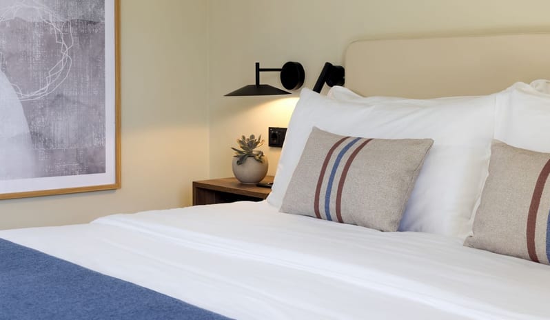 Sapphire Lush Three Bedroom Suite, Bed