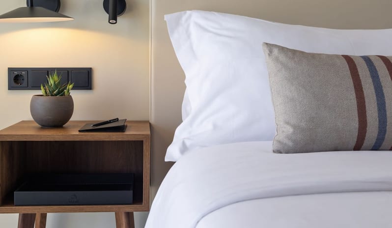 Sapphire Cozy Suite, Bedside