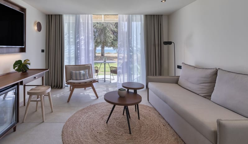 Sapphire Lush Three Bedroom Suite, Living