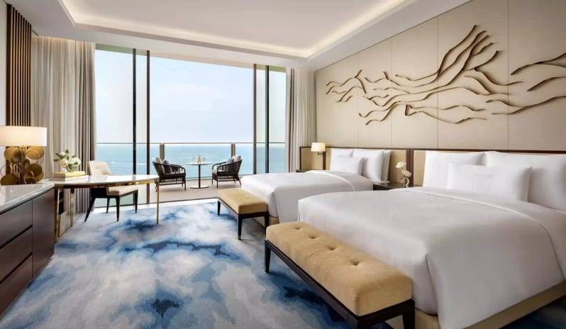 Royal Club Queen Sea View Bedroom