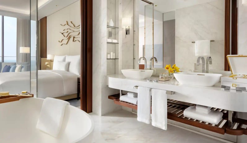 Royal Club King Sea View Bathroom