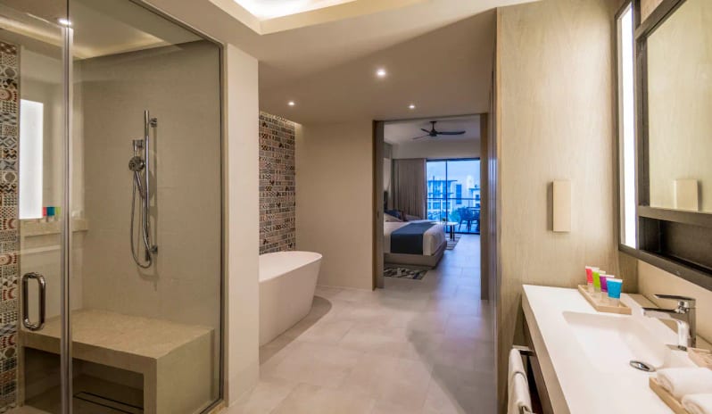 Club One Bedroom Master Swim Up Suite, Bathroom