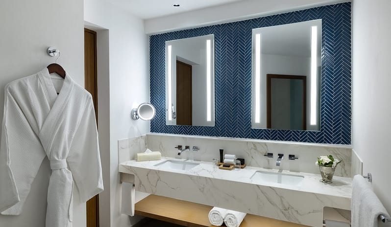 Caribbean Diamond King, Bathroom