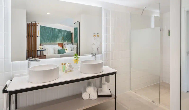 Preferred Club Junior Suite Family Room, Bathroom