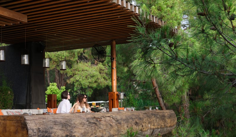 Q Lounge, People dining with view