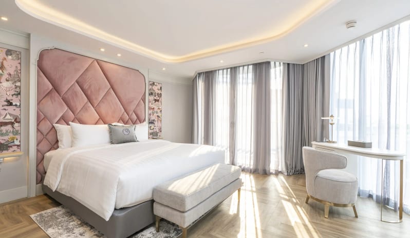 Club One Bedroom Riverview Suite, Bed