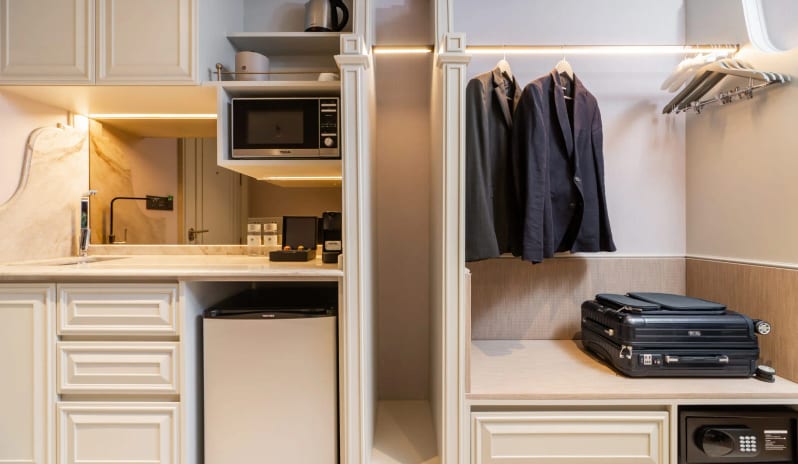 Deluxe River View, Details