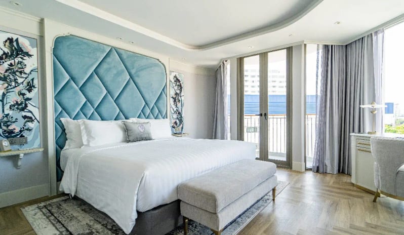 Club Grand Deluxe Balcony, Bed