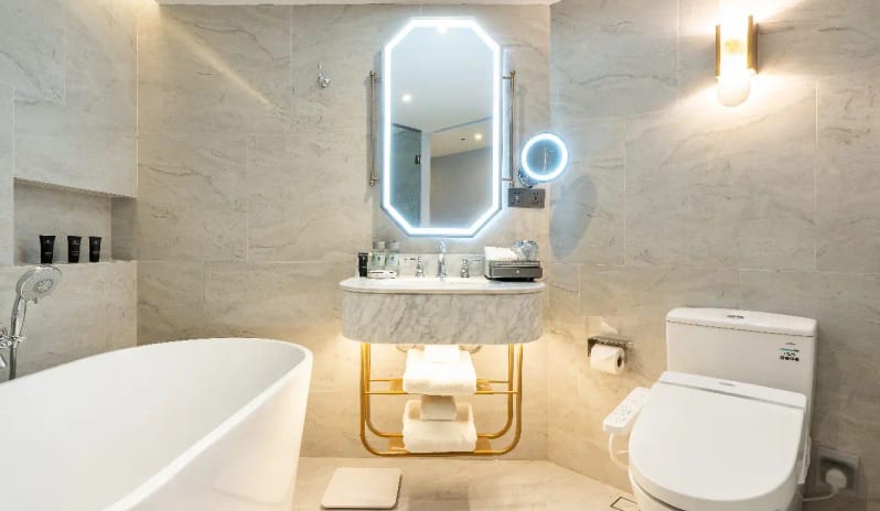 Club One Bedroom Riverview Suite, Bathroom