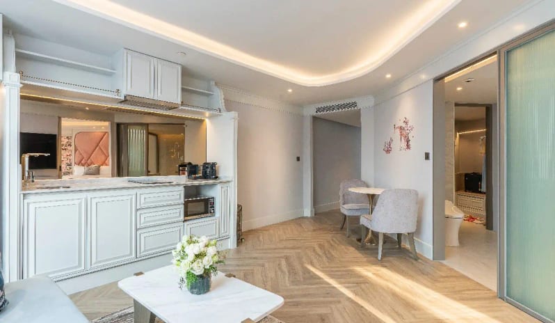 Club One Bedroom Riverview Suite, Living Area