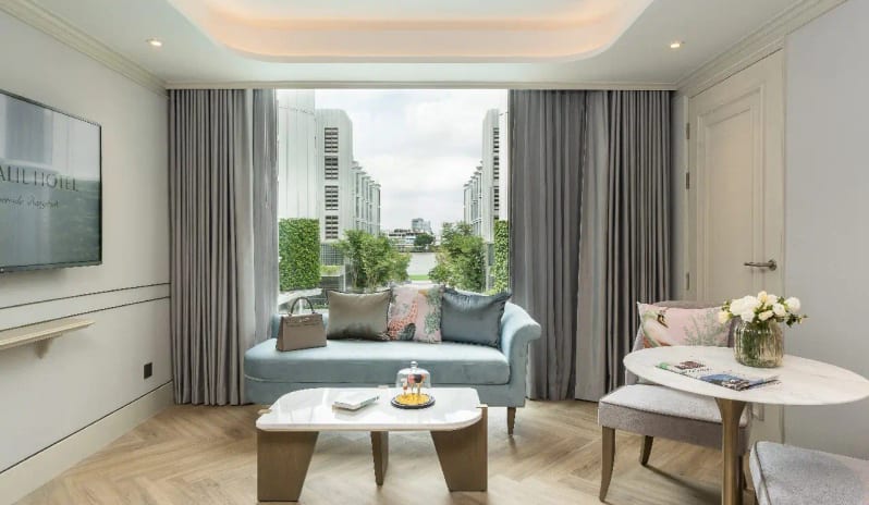 One Bedroom Riverview, Living