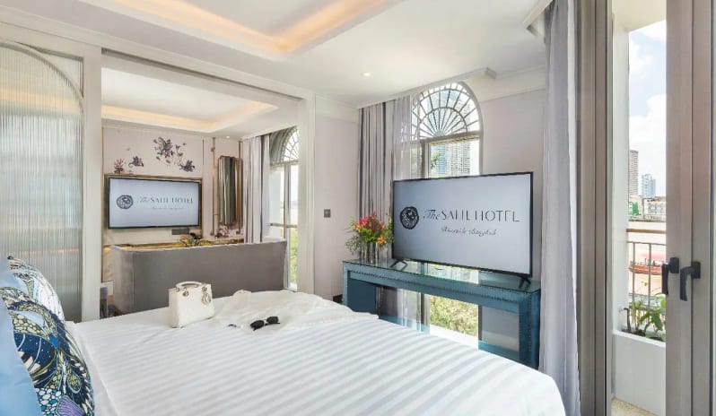 Riverfront Balcony Suite, Bed