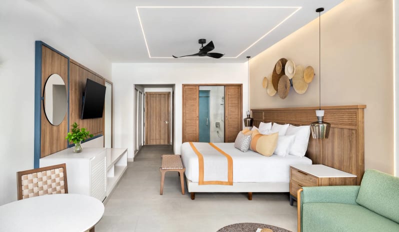 Junior Suite Partial Ocean View, King Bed