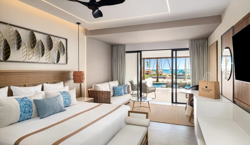Preferred Club Junior Suite Ocean Front Swim Out, King Bed