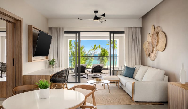 Preferred Club Master Suite Ocean Front, Living Area