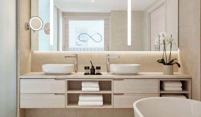 Deluxe One Bedroom Suite Garden View, Bathroom