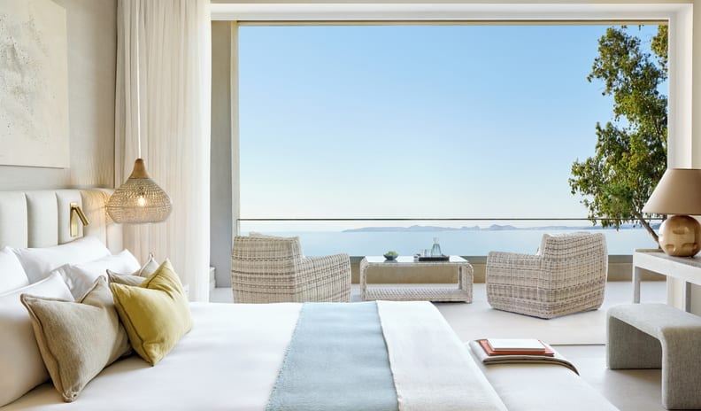 Deluxe One Bedroom Bungalow Suite Balcony Sea Front View, Bed