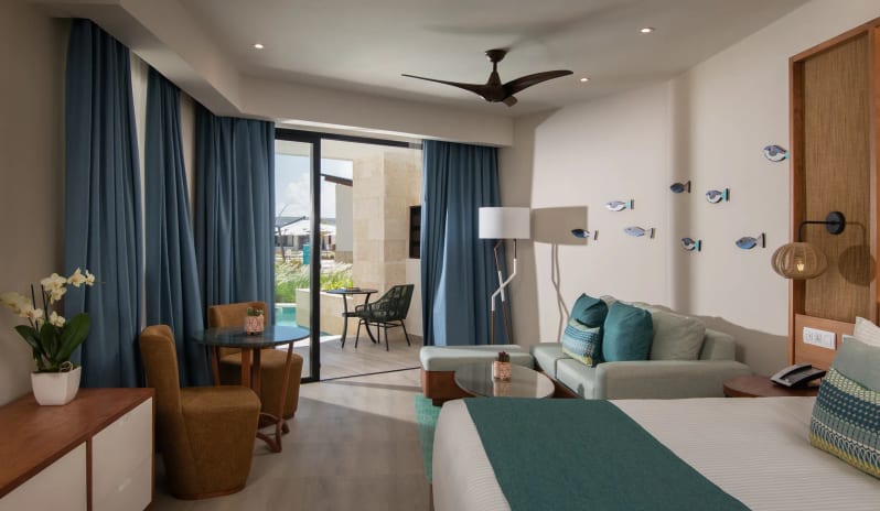 Preferred Club Junior Suite Swim-Out, Bed