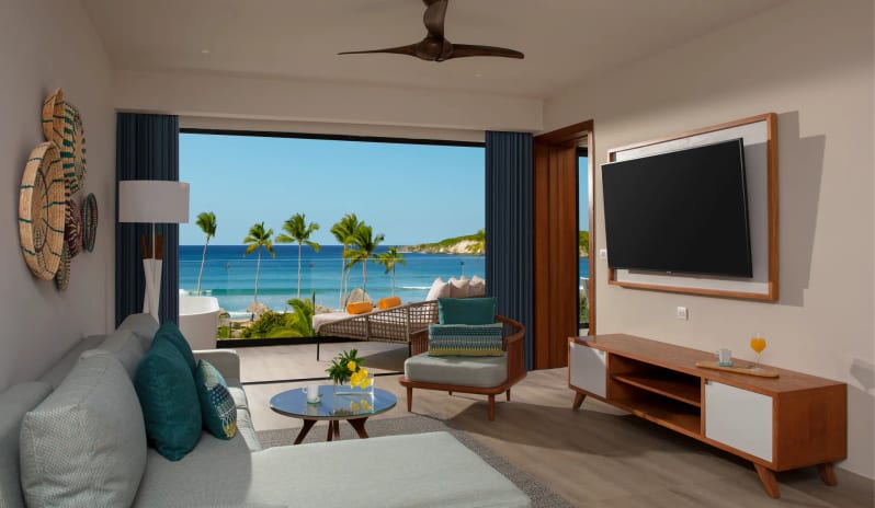 Preferred Club Master Suite Ocean Front, Living
