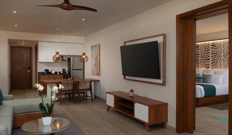 Preferred Club Master Suite Swim-Out Ocean Front Adults Only, Tv