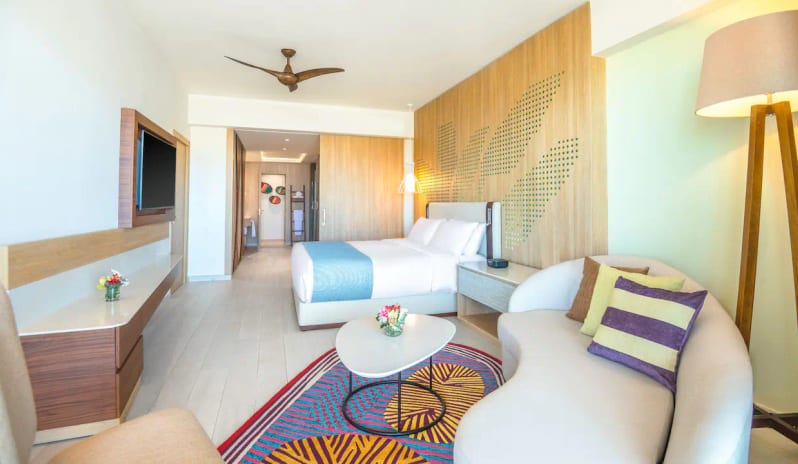 Club Ocean View One Bedroom Master Suite, Living