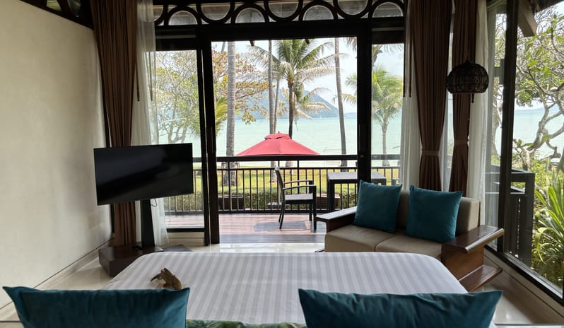 02_Deluxe-Beachfront-Villa-bedroom_The-Vijitt-Resort-Phuket-scaled