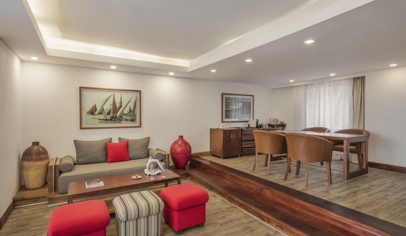 Senior Suite, Living