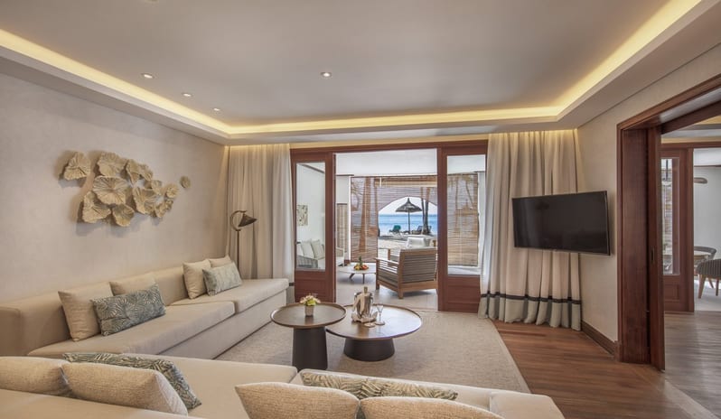 Senior Suite Beachfront, Living