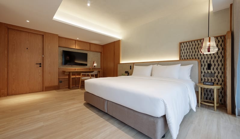 Premier-with-Terrace-King-Bed3