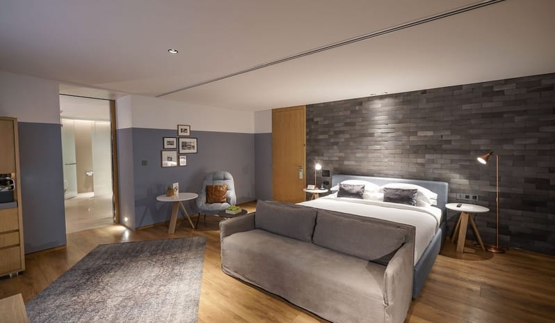 Superior-Suite-with-Bathtub