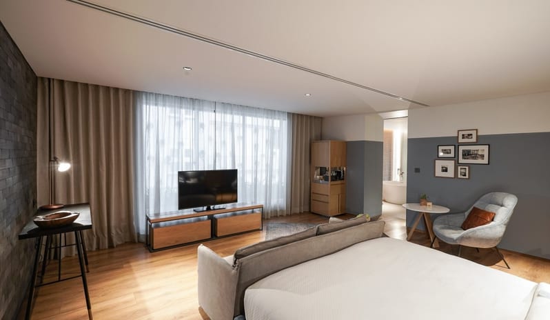 Superior-Suite-with-Bathtub1