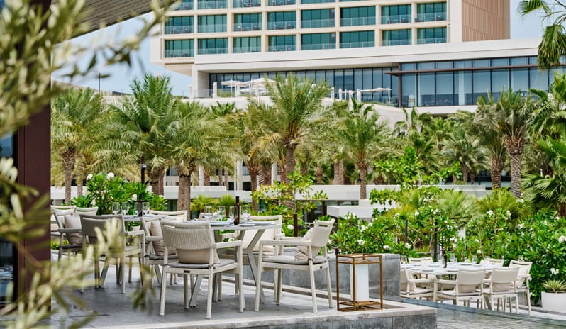 atlantistheroyal-milos-terraceseatingarea-6046