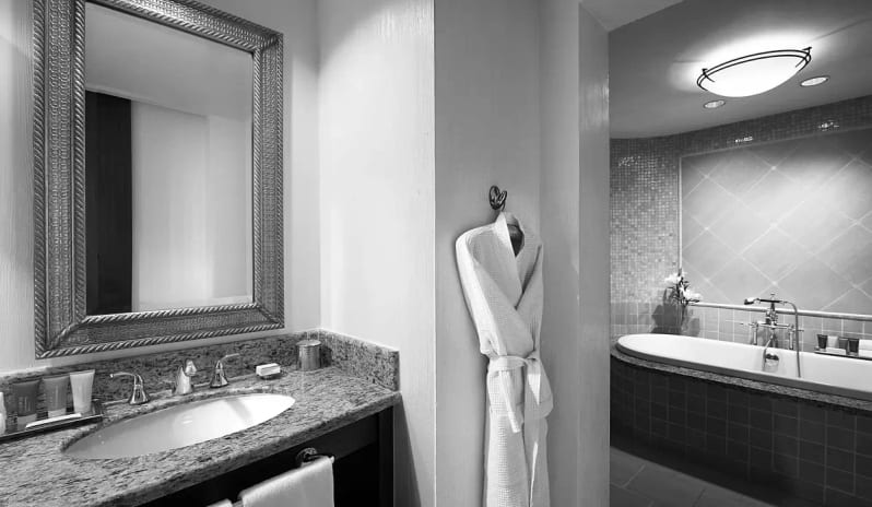 executive-suite-bathroom