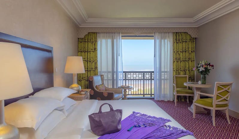 executive-suite-bedroom