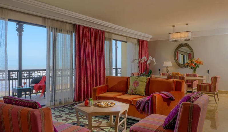 executive-suite-living-room