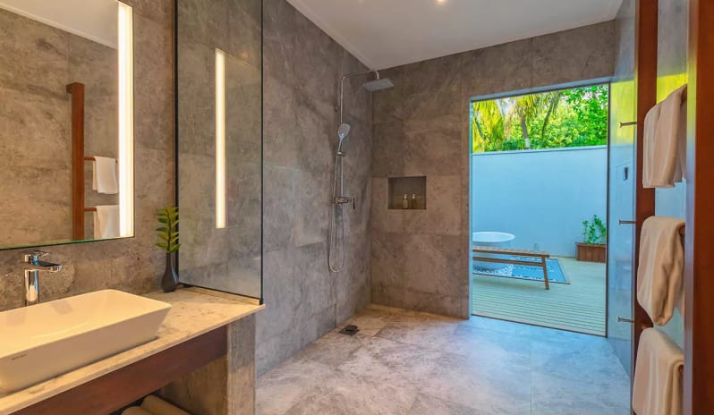 BeachPoolVillaBathroom2