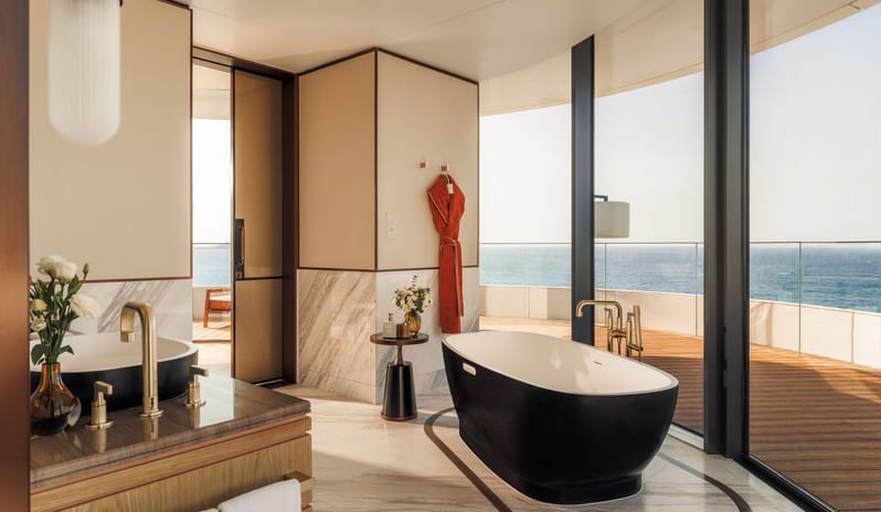 maa_ocean-panoramic-room-bathroom_image-2