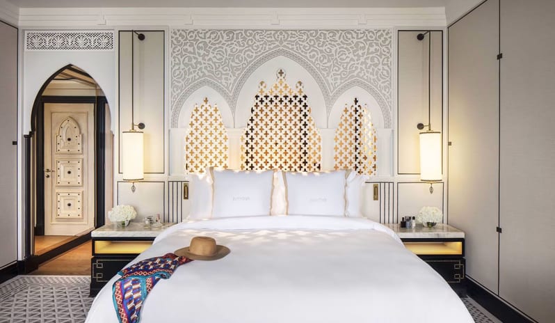 arabian-club-room-front-facing-bed