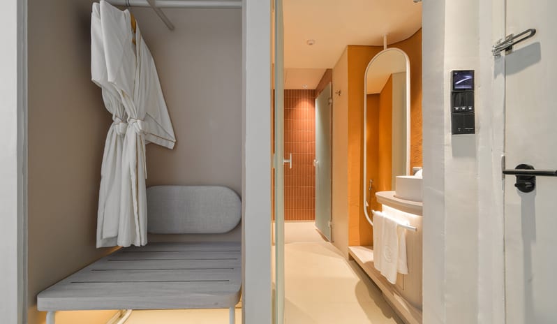 03-ckr-deluxe-city-view-bathroom