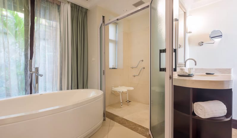 mrutb-accessible-guestbathroom-6949-hor-clsc